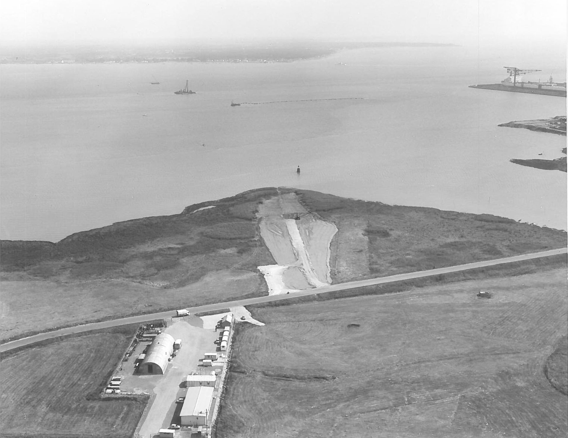 Début des travaux de construction du pont de Saint-Nazaire.